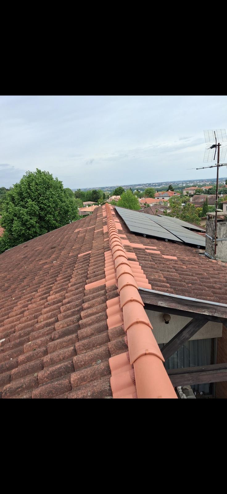 Faîtage repris + panneaux solaires, avant nettoyage versant